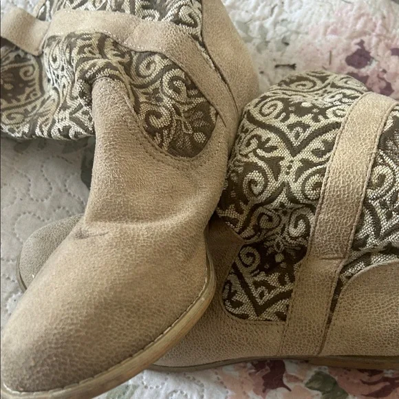Stylish Tan Patterned Women's Boots - Picture 3 of 3